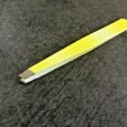 Pince A Epiler En Metal Hypoallergie Embout Biseauté Jaune Fluo