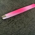 Pince A Epiler En Metal Hypoallergie Embout Biseauté Rose  Fluo