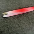 Pince A Epiler En Metal Hypoallergie Embout Biseauté Rouge