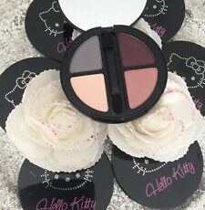 Hello Kitty Palette Quatuor Yeux Ombre A Paupieres 04 Masque De Venise Prune